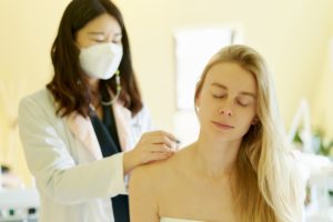 鍼灸治療の様子　白人女性