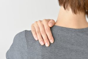 肩の痛み女性