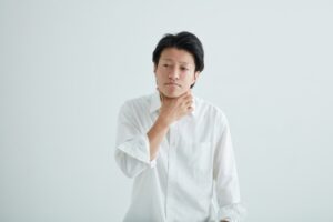 喉の違和感を感じる男性